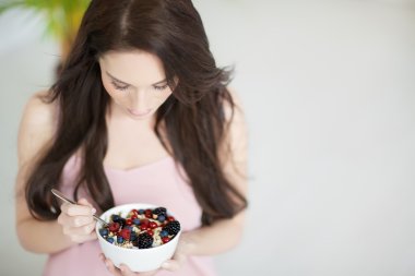müsli yiyen kadın