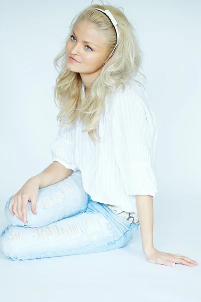 Blond kvinna i jeans — Stockfoto