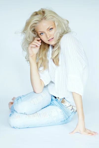 Blonde Frau in Jeans — Stockfoto