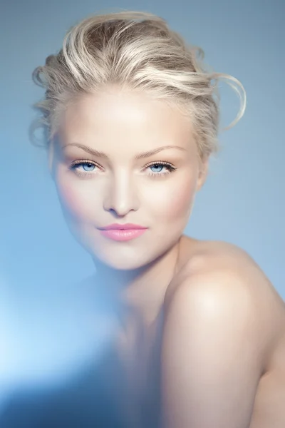 Mujer sobre azul — Foto de Stock