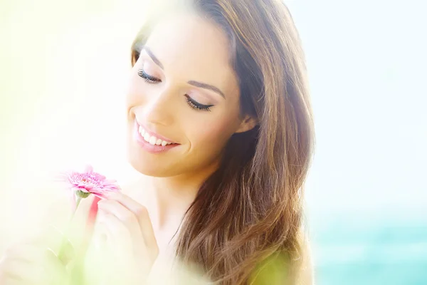 Frau mit Gänseblümchen — Stockfoto