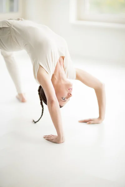 Mujer haciendo yoga en la habitación — Foto de Stock