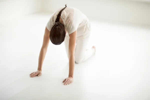 Mujer haciendo yoga en la habitación — Foto de Stock