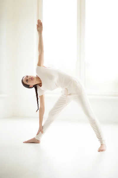 Mujer haciendo yoga en la habitación — Foto de Stock