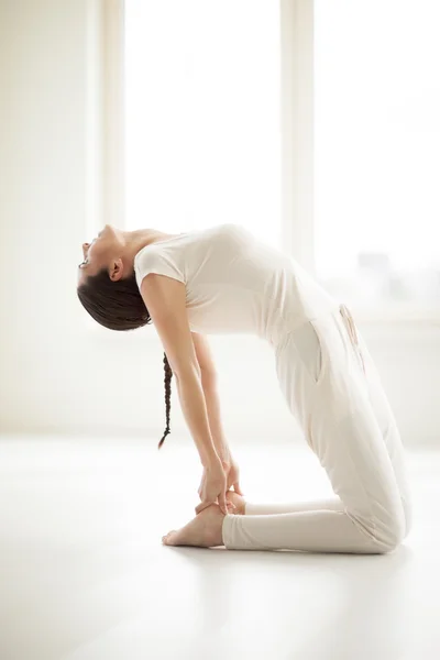 Mujer haciendo yoga en la habitación — Foto de Stock