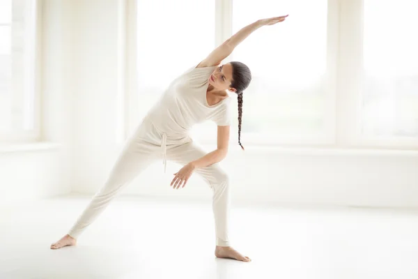 Vrouw doen yoga op kamer — Stockfoto