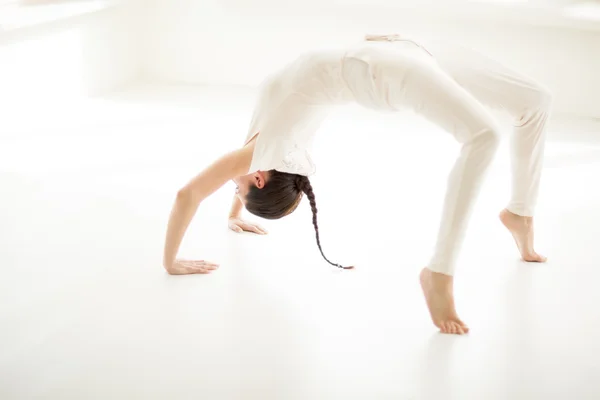 Vrouw doen yoga op kamer — Stockfoto