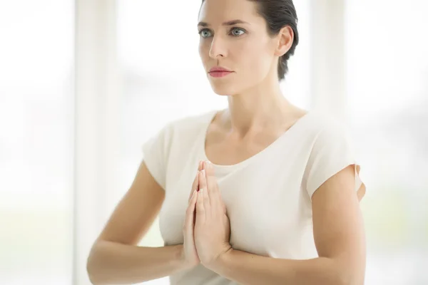 Vrouw doen yoga op kamer — Stockfoto