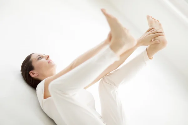 Mujer haciendo yoga en la habitación —  Fotos de Stock