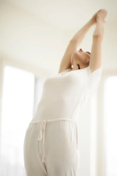 Vrouw doen yoga op kamer — Stockfoto