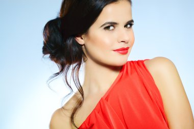 Kırmızılı kadın