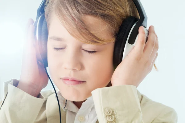 Хлопчик слухає музику — стокове фото