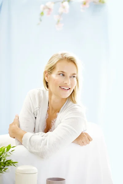 Mujer feliz sentada — Foto de Stock