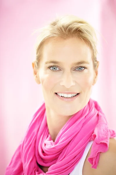 Kvinna på pink — Stockfoto