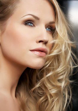 uzakta arayan kadın