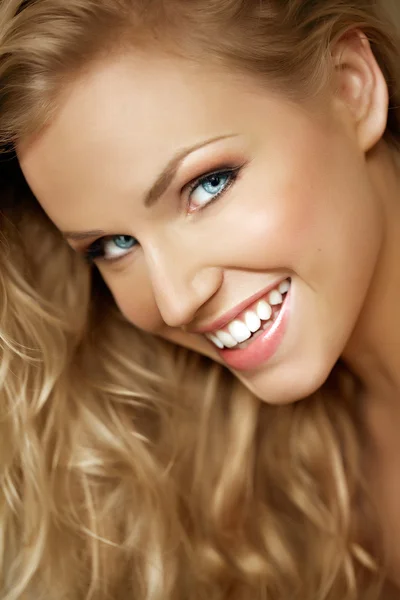 Uśmiechnięta kobieta — Zdjęcie stockowe