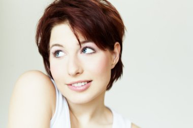 Kırmızı saçlı kız