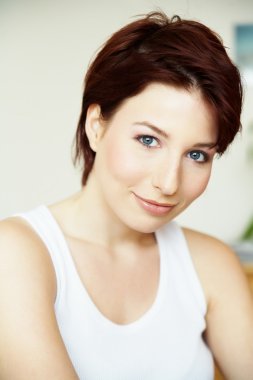 Kırmızı saçlı kız