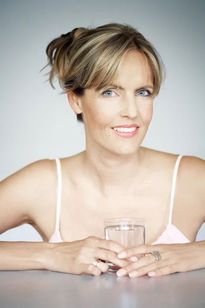 Mujer con agua — Foto de Stock