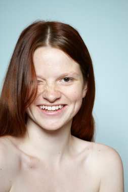 Kırmızı saçlı genç