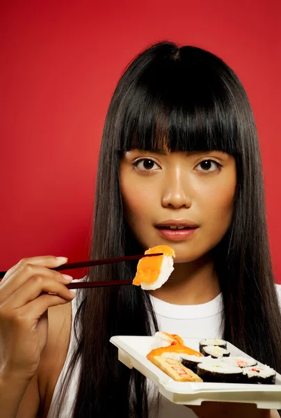 Žena jíst sushi — Stock fotografie