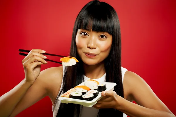 Woman Eating Sushi — Zdjęcie stockowe