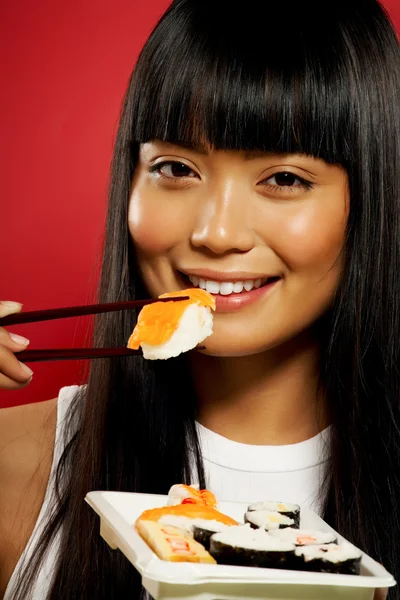 Woman Eating Sushi — Zdjęcie stockowe
