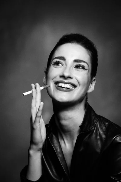 Lachende rauchende Frau — Stockfoto