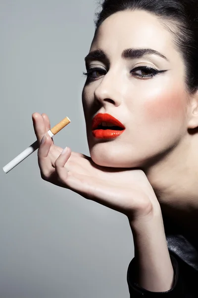 Mulher com cigarro — Fotografia de Stock