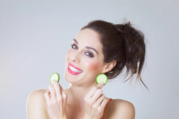 Girl With Cucumber Slices — Stock Photo, Image