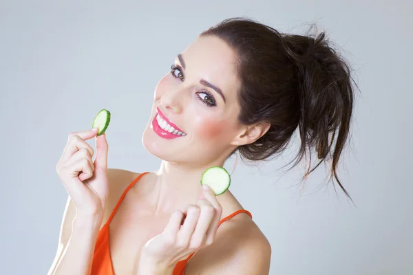 Girl With Cucumber Slices — Stock Photo, Image