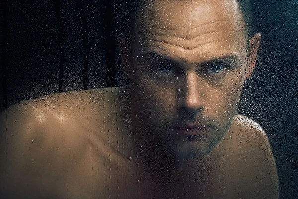 Islak cam arkasındaki adam — Stok fotoğraf