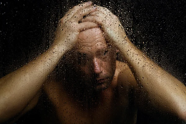 Pria di balik kaca basah — Stok Foto