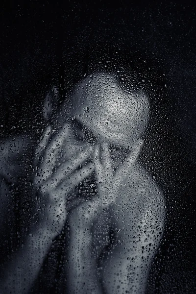 Mannen bakom våta glas — Stockfoto