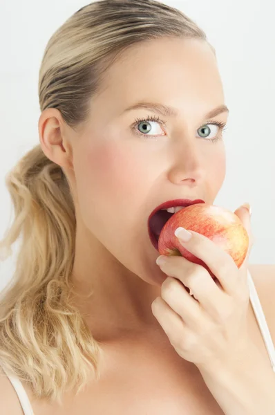 Frau isst Apfel — Stockfoto