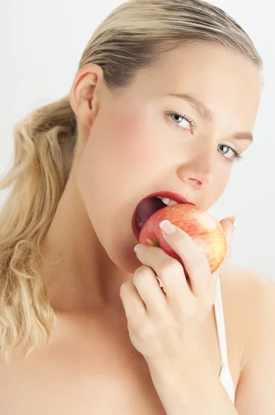 Frau isst Apfel — Stockfoto