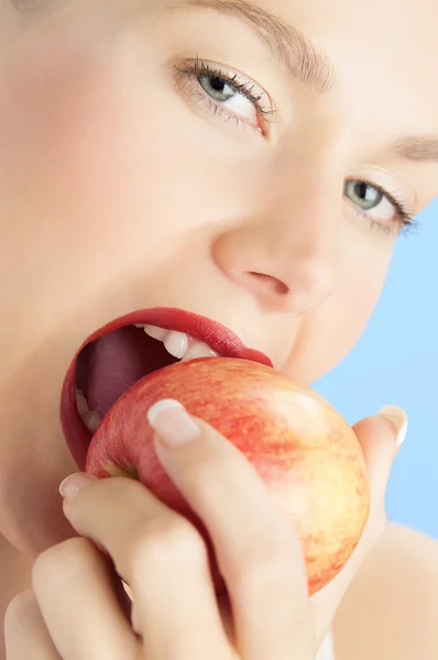 Mujer comiendo manzana — Foto de Stock