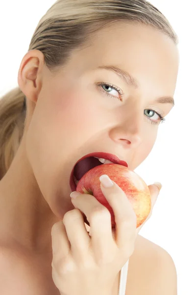 Frau isst Apfel — Stockfoto