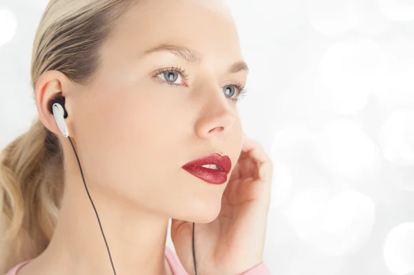 Mujer escuchando música —  Fotos de Stock