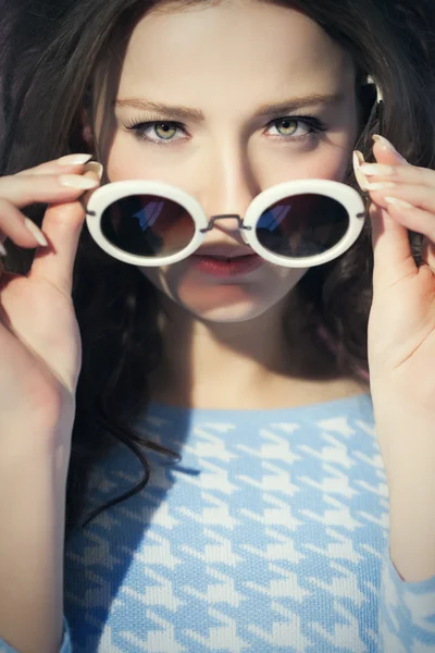 Vrouw van de jaren zestig stijl close-up — Stockfoto