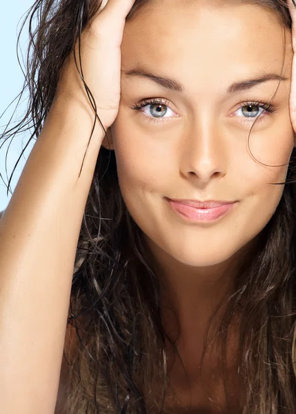 Mulher com cabelo molhado — Fotografia de Stock