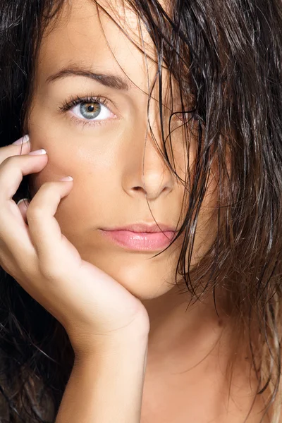 Mujer con el pelo mojado — Foto de Stock