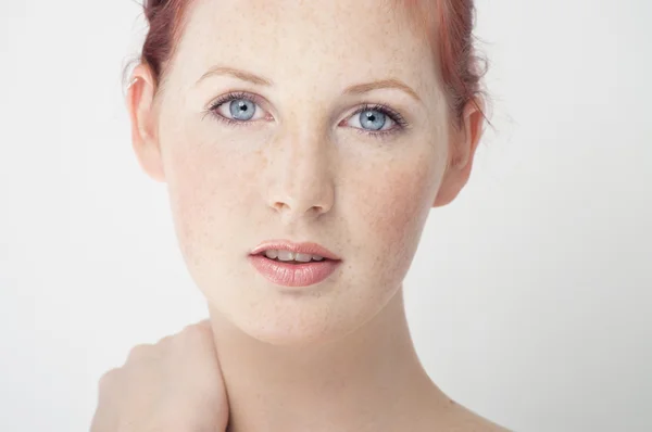 Femme avec des taches de rousseur — Photo