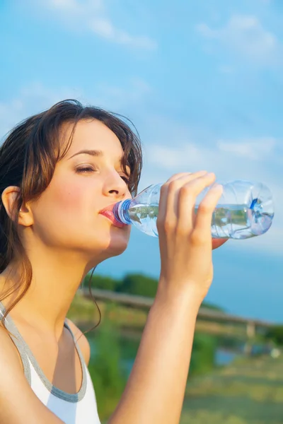 Femme avec de l'eau minérale — Photo