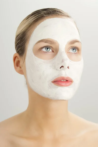 Mujer en máscara cosmética — Foto de Stock