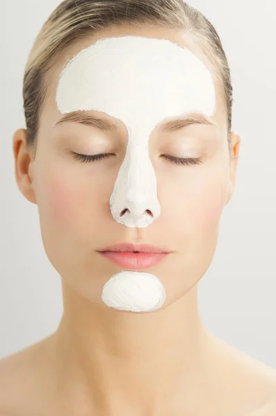 Mujer en máscara cosmética — Foto de Stock