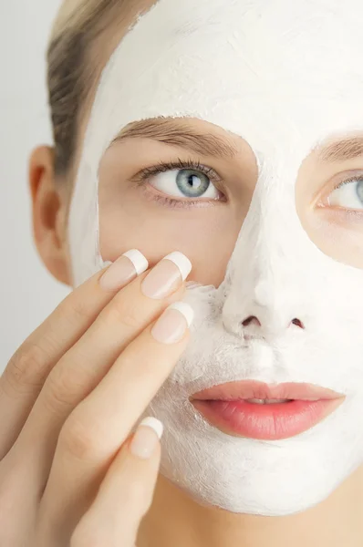 Mujer en máscara cosmética — Foto de Stock