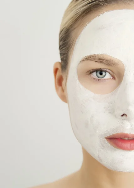 Kadın kozmetik maskesi