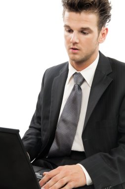 dizüstü bilgisayar ile genç işadamı