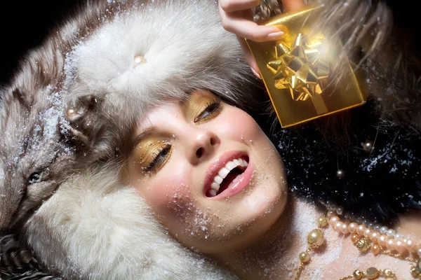 Menina WIth presentes de inverno — Fotografia de Stock